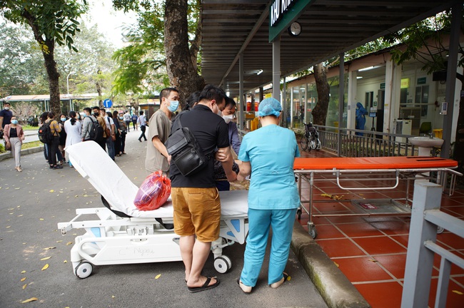 Continuously accepting anonymous patients, Thanh Nhan Hospital calls for help - Photo 3.