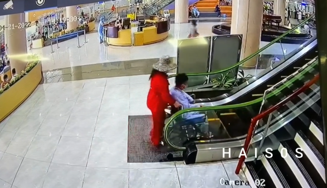 The man in a wheelchair slides the escalator, the heart-stopping moment makes everyone haunt - Photo 2.