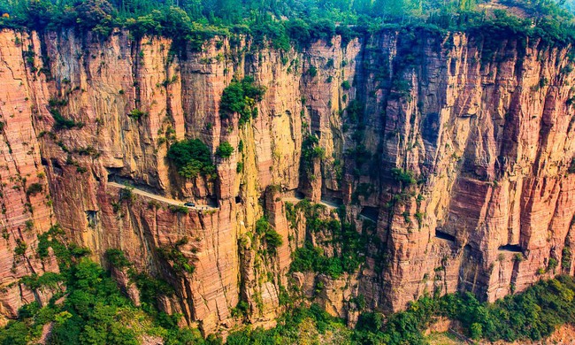 Thôn làng &quot;nguy hiểm&quot; nhất Trung Quốc: Tọa lạc trên núi đá cao 1.700m, phong cảnh như chốn bồng lai, đường lên dốc đứng thách thức mọi tay lái lão luyện - Ảnh 2.