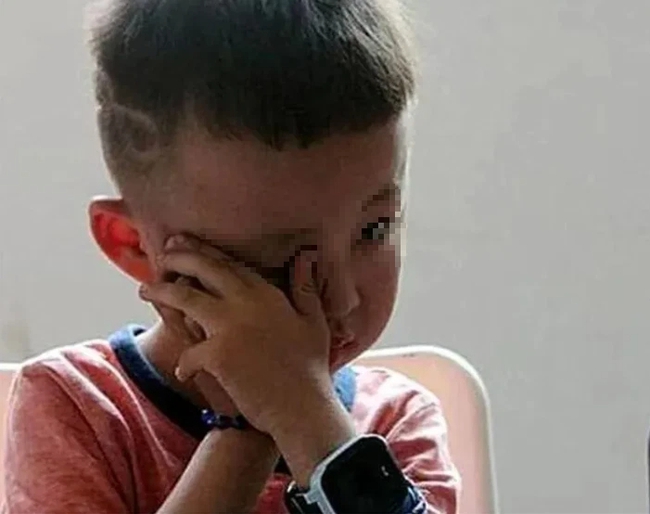 The 7-year-old son was expelled from school after 1 week of going to school, the mother was angry, but after hearing the doctor's diagnosis, she immediately had to thank the teacher - Photo 4.