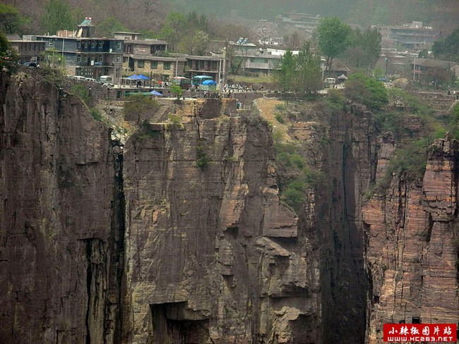 Thôn làng &quot;nguy hiểm&quot; nhất Trung Quốc: Tọa lạc tên núi đá cao 1.700m, phong cảnh như chốn bồng lai, đường lên dốc đứng thách thức mọi tay lái lão luyện - Ảnh 1.