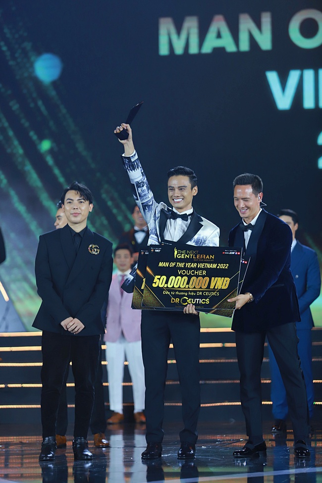 The Next Gentleman: MC Thái Lan được Hương Giang mời làm giám khảo không biết đọc tên Quán quân, lúng túng trên sân khấu rồi cười trừ - Ảnh 4. The Next Gentleman: MC Thái Lan được Hương Giang mời làm giám khảo không biết đọc tên Quán quân, lúng túng trên sân khấu rồi cười trừ - Ảnh 4.