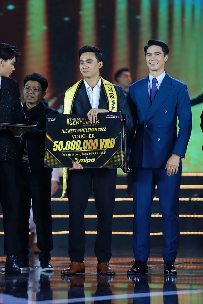 The Next Gentleman: MC Thái Lan được Hương Giang mời làm giám khảo không biết đọc tên Quán quân, lúng túng trên sân khấu rồi cười trừ - Ảnh 5. The Next Gentleman: MC Thái Lan được Hương Giang mời làm giám khảo không biết đọc tên Quán quân, lúng túng trên sân khấu rồi cười trừ - Ảnh 5.