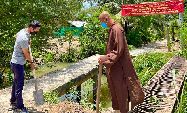 Sau mùa dịch, vợ chồng Lý Hải - Minh Hà trực tiếp xuống Miền Tây xây cầu giúp đỡ bà con - Ảnh 3.