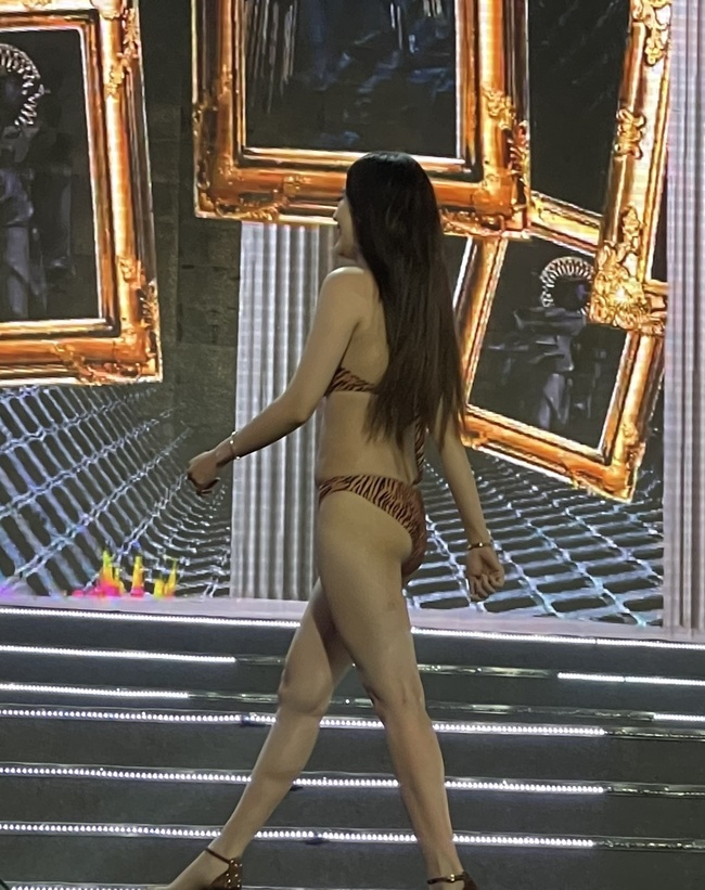 &quot;Ngã ngửa&quot; hình ảnh Nam Em lộ bụng mỡ, body kém săn chắc khi diện bikini trên sân khấu Miss World Vietnam 2022 - Ảnh 4.
