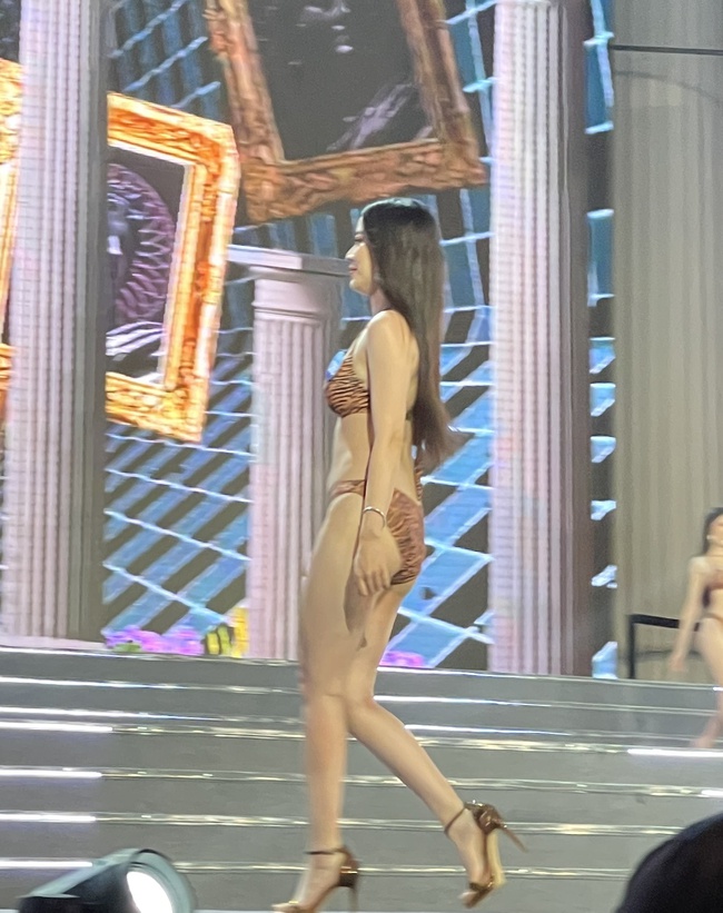 &quot;Ngã ngửa&quot; hình ảnh Nam Em lộ bụng mỡ, body kém săn chắc khi diện bikini trên sân khấu Miss World Vietnam 2022 - Ảnh 5.