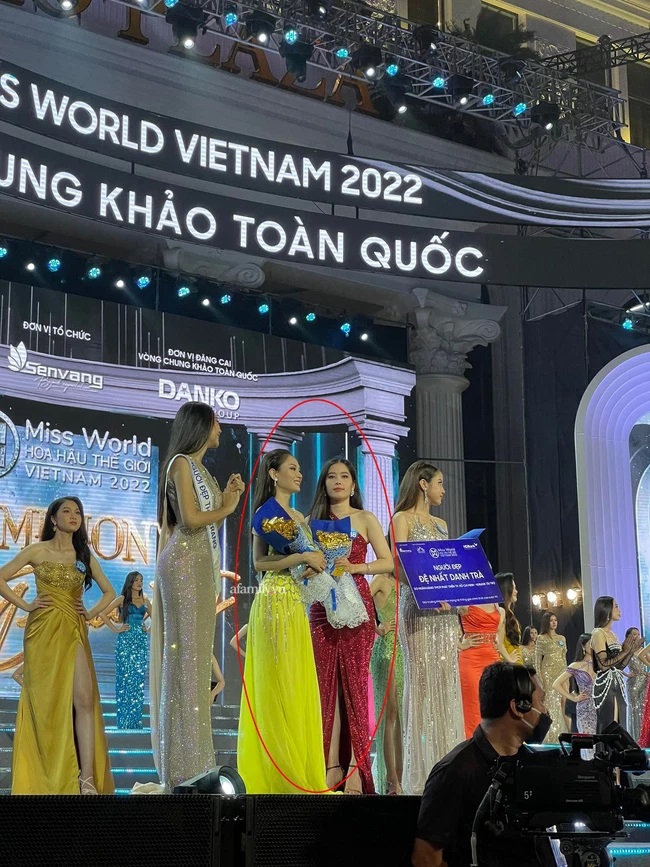 Nam Em gây xôn xao với dáng đứng &quot;lạc quẻ&quot; tại Chung khảo Miss World Vietnam 2022, dù liên tục bị nhân viên nhắc nhở - Ảnh 1.