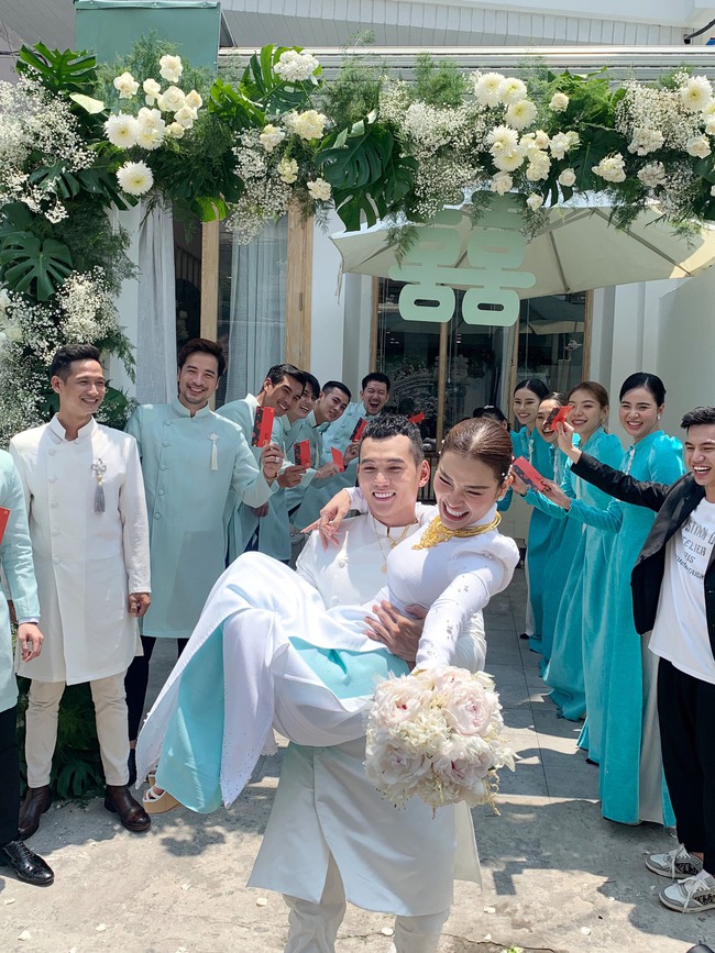 Loạt khoảnh khắc vợ chồng Phương Trinh Jolie - Lý Bình đeo vàng nặng trĩu trong lễ rước dâu, tổng giá trị sính lễ hơn 10 tỷ đồng - Ảnh 7.