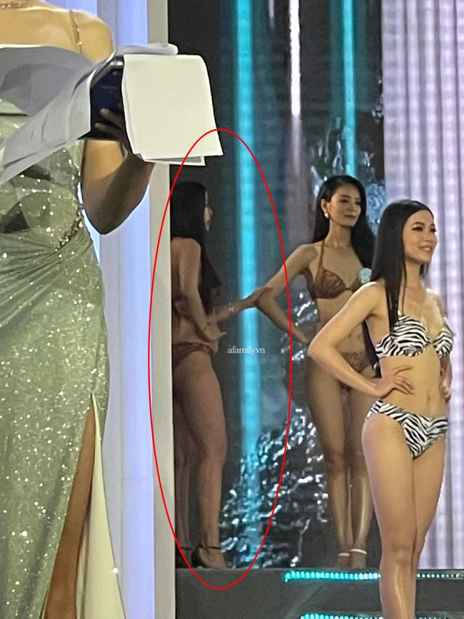 Nam Em gây xôn xao với dáng đứng &quot;lạc quẻ&quot; tại Chung khảo Miss World Vietnam 2022, dù liên tục bị nhân viên nhắc nhở - Ảnh 2.