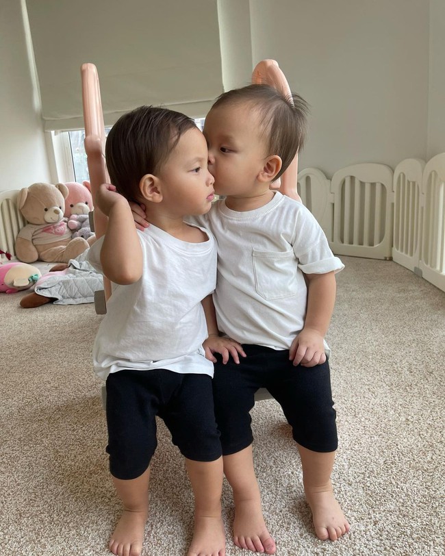 Leon nhà Hồ Ngọc Hà thay đổi cực lớn, cậu nhóc làm điều này với Lisa khiến mẹ phải thốt lên một câu - Ảnh 4. Leon nhà Hồ Ngọc Hà thay đổi cực lớn, cậu nhóc làm điều này với Lisa khiến mẹ phải thốt lên một câu - Ảnh 4.