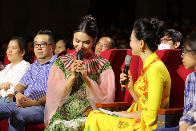 Pham Phuong Thao was touched because the audience was full of people watching 