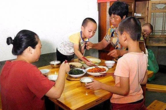 Chuyên gia tâm lý nói: 3 HÀNH VI trên bàn ăn này của trẻ dự báo tương lai gập ghềnh, cha mẹ chấn chỉnh càng sớm con càng đỡ khổ - Ảnh 1.