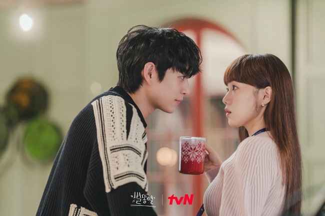 Loạt &quot;người tình&quot; của &quot;tiên nữ cử tạ&quot; Lee Sung Kyung: Đẹp nhất là &quot;thủy thần&quot;? Thanh xuân của nàng giờ đã thành ông chú - Ảnh 1.