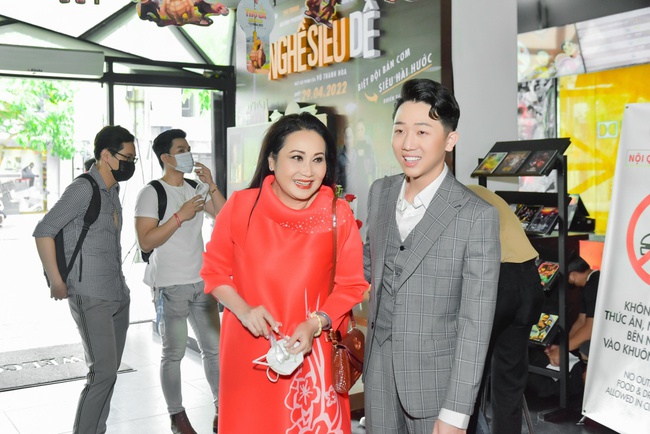 Miss Phan Thi Mo dressed discreetly, held hands with Thanh Hang to launch the film of her juniors - Photo 4.