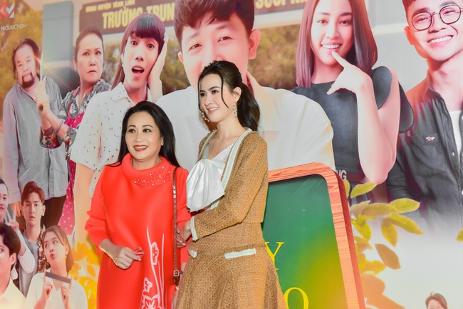 Hoa hậu Phan Thị Mơ mặc kín đáo, nắm tay Thanh Hằng đi ra mắt phim của đàn em - Ảnh 2.
