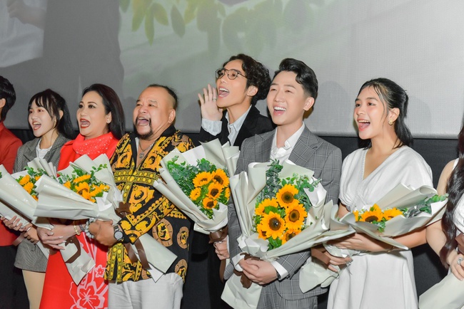 Miss Phan Thi Mo dressed discreetly, held hands with Thanh Hang to launch a junior's film - Photo 6.