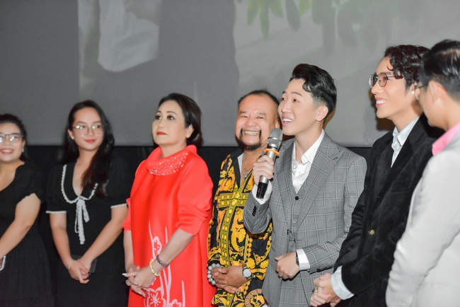 Miss Phan Thi Mo dressed discreetly, held hands with Thanh Hang to launch the film of her juniors - Photo 7.