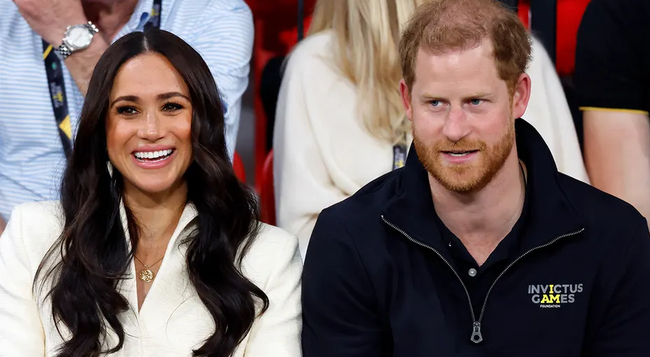 Chuyên gia: Meghan không về dự đại lễ Bạch Kim của Nữ hoàng Anh trong khi Harry thì tuyệt vọng, lý do vì đâu? - Ảnh 2.