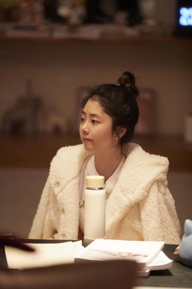 Revealing the scene of Dam Tung Yun with a high bun, wearing clothes at home, looking young like a high school student, can he be a luxurious secretary?  - Photo 3.