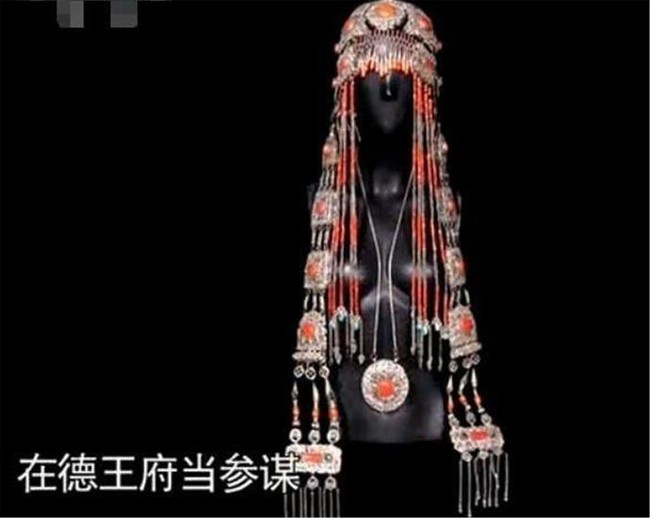 The girl with a Mongolian hood studded with heirloom coral pearls went for an assessment, the expert immediately asked: 