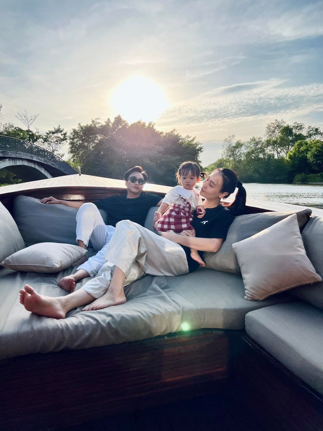 Đàm Thu Trang "tố" Cường Đô La bế bồng "bồ nhí" tại sân bay - Ảnh 4. Đàm Thu Trang "tố" Cường Đô La bế bồng "bồ nhí" tại sân bay - Ảnh 4.
