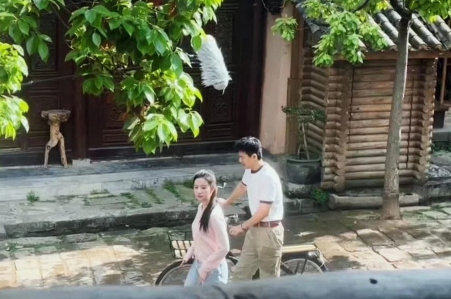 Lưu Diệc Phi mặc đơn giản vẫn đậm chất thanh xuân, bị chụp lén đang đi cùng Lý Hiện xinh đẹp cỡ nào mà gây sốt - Ảnh 5. Lưu Diệc Phi mặc đơn giản vẫn đậm chất thanh xuân, bị chụp lén đang đi cùng Lý Hiện xinh đẹp cỡ nào mà gây sốt - Ảnh 5.