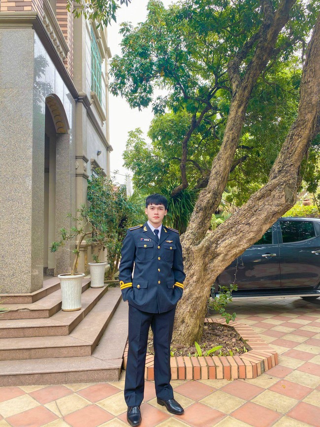 The male student of the Air Force Officer School caused a 'storm' on the internet because of a series of photos in military uniforms that were better than movie actors - Photo 4.