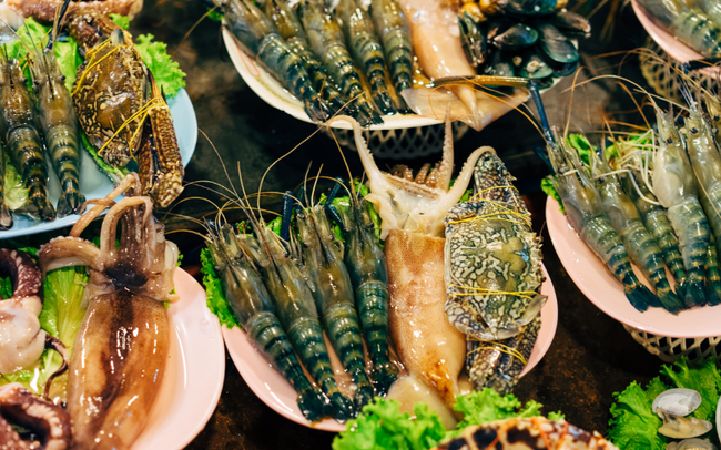 Suggest 3 places to buy fresh seafood in Hanoi: Just 