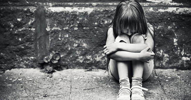 Bé gái 13 tuổi dùng mảnh thủy tinh cứa vào cổ tay chảy máu: Làm thế nào để cha mẹ biết con bị trầm cảm trước khi có hành vi tự tử? - Ảnh 1.