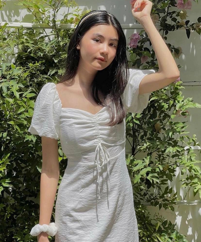 Quyen Linh's second daughter shows off her long legs, her charisma is not inferior to her sister 