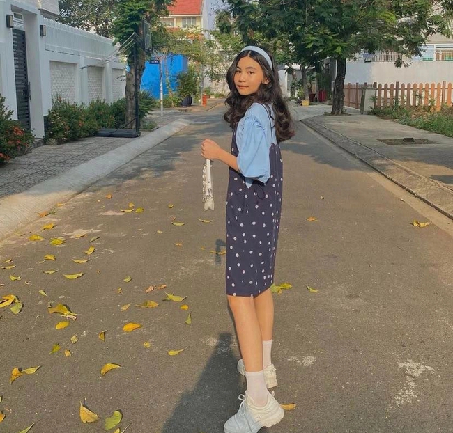 Quyen Linh's second daughter shows off her long legs, her charisma is not inferior to her sister 