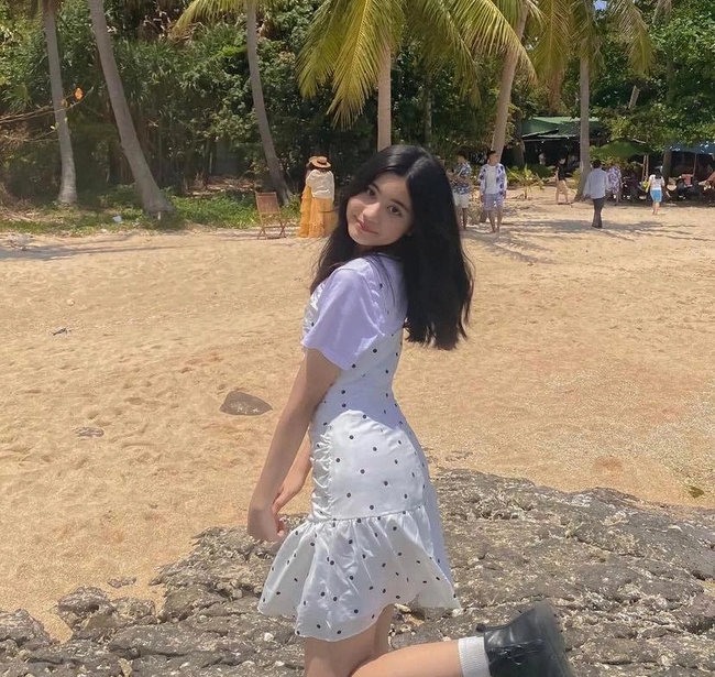 Quyen Linh's second daughter shows off her long legs, her charisma is not inferior to her sister 