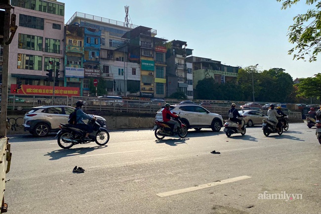 Returning home in the morning after a street vendor, the old woman was killed by a motorbike - Photo 2.