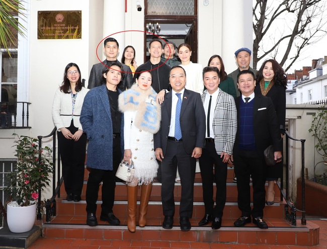 Ho Ngoc Ha in the same frame as Le Quyen is nothing, Kim Ly is still smiling and standing so close to Lam Bao Chau - Photo 2.