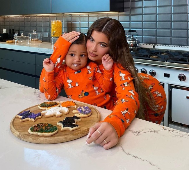 10 cách nuôi dạy con cái của nữ tỷ phú tự thân Kylie Jenner khác biệt so với các chị em của mình - Ảnh 1.