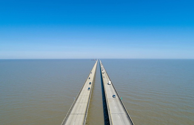 Experience on the world's longest highway bridge: The driver who went half way was afraid of 