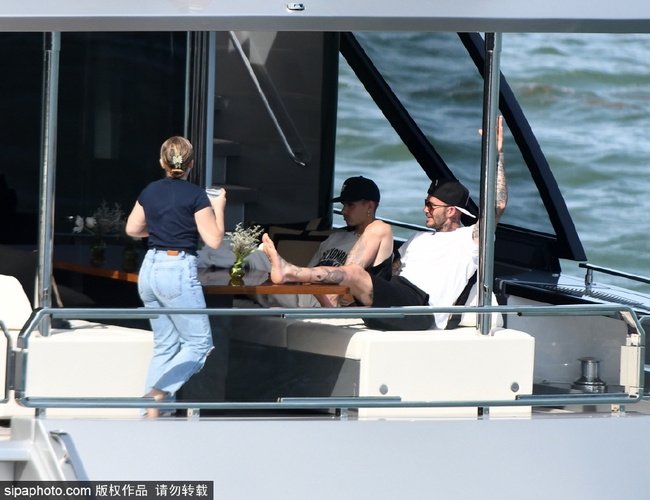 Seeing the Beckham family hanging out on a £5 million yacht, Harper looks like an adult girl - Photo 5.