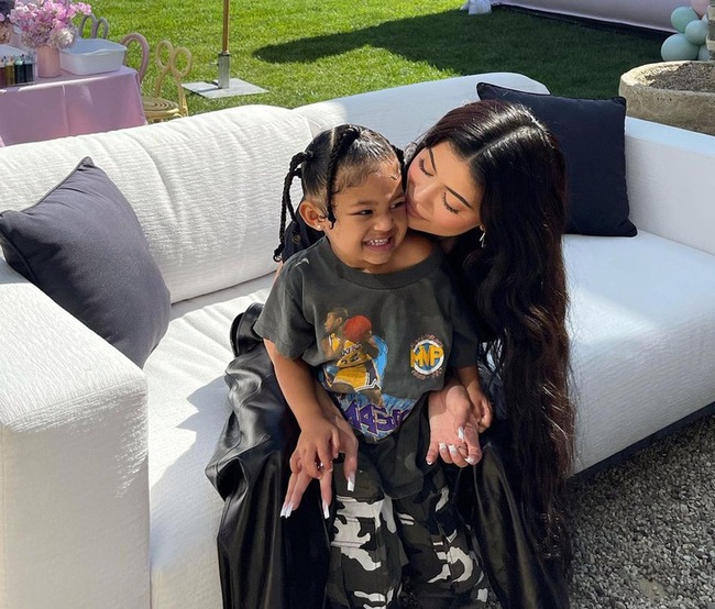 10 cách nuôi dạy con cái của nữ tỷ phú tự thân Kylie Jenner khác biệt so với các chị em của mình - Ảnh 4.