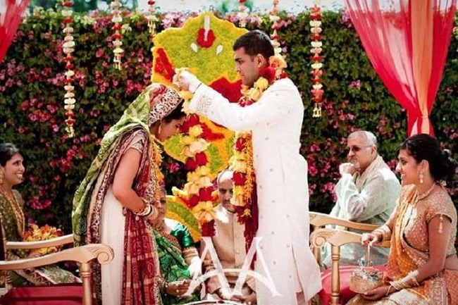 The wedding was taking place in a grand manner, the groom had an unexpected action with his mother-in-law, causing his relatives to rush out to stop him, and the next event stunned the two of them - Photo 2.