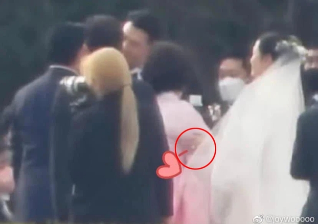 Hyun Bin bất ngờ bị các &quot;thánh soi&quot; việc không đeo nhẫn cưới trong hôn lễ, nguyên nhân là gì? - Ảnh 4.