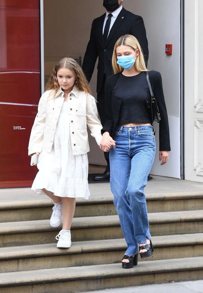 Con gái út của Victoria Beckham chung khung hình với chị dâu: Style chẳng hề lép vế, nhan sắc lại càng không - Ảnh 4.