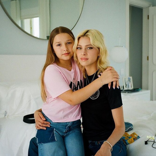 Con gái út của Victoria Beckham chung khung hình với chị dâu: Style chẳng hề lép vế, nhan sắc lại càng không - Ảnh 3.