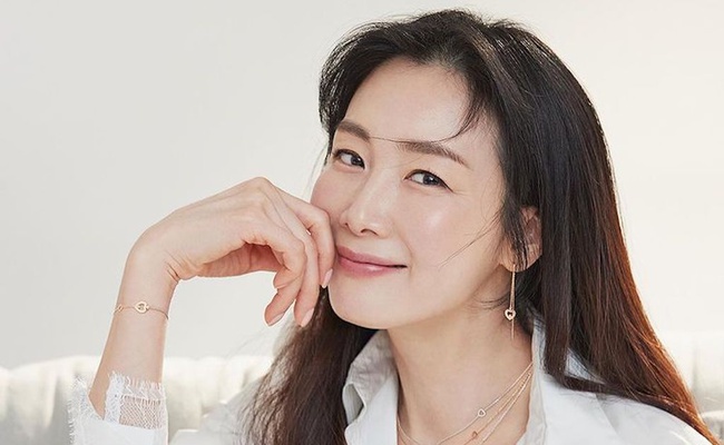 &quot;Nữ hoàng nước mắt&quot; Choi Ji Woo khoe nhan sắc đỉnh cao tuổi U50 - Ảnh 3.