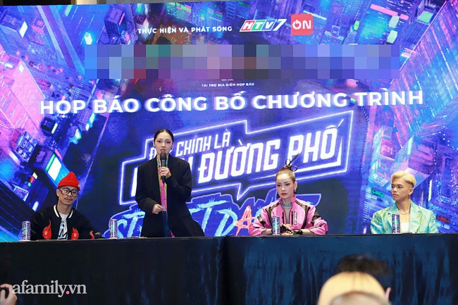 Bảo Anh phanh áo khoe khuyên rốn gợi cảm, Chi Pu "đốt mắt" mọi ánh nhìn - Ảnh 2. Bảo Anh phanh áo khoe khuyên rốn gợi cảm, Chi Pu "đốt mắt" mọi ánh nhìn - Ảnh 2.