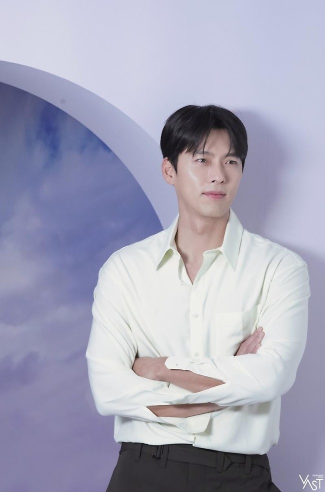 Công khai bộ ảnh mới của chú rể Hyun Bin, ngoại hình cực đỉnh thế này bảo sao cô dâu Son Ye Jin lại cười như &quot;bắt được vàng&quot; - Ảnh 7.