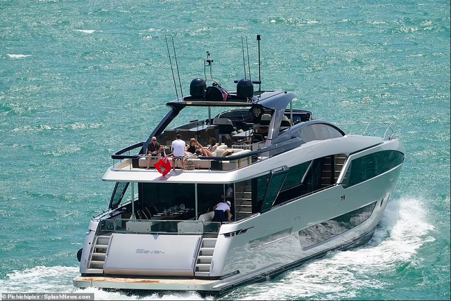 Catching the moment Romeo Beckham cuddles his girlfriend on a superyacht worth nearly 150 billion VND - Photo 5.