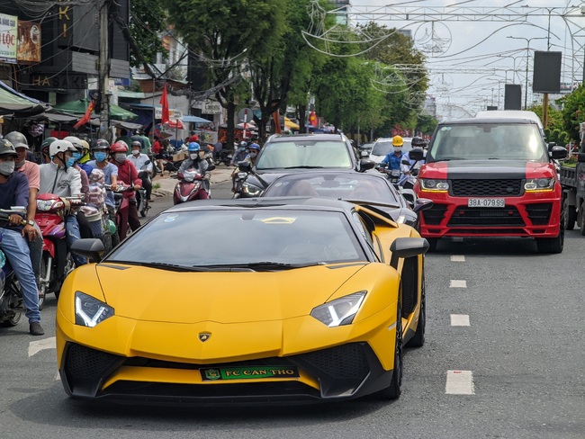 Tuấn Hưng diễu hành siêu xe, hát cực sung sau khi mua nhà 50 tỷ - Ảnh 2. Tuấn Hưng diễu hành siêu xe, hát cực sung sau khi mua nhà 50 tỷ - Ảnh 2.