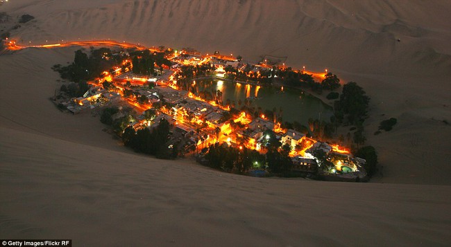 A unique magical oasis in the world: Lying in the middle of a barren desert, seeing the night view is truly amazing - Photo 3. A unique magical oasis in the world: Lying in the middle of a barren desert, seeing the night view is truly amazing - Photo 3.