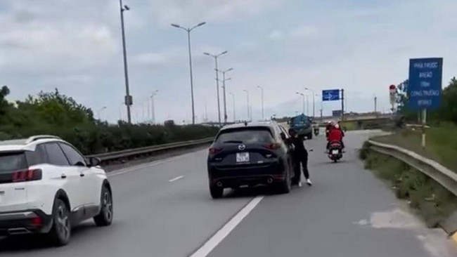 Hanoi: Verifying the clip recording the scene of a car dragging a woman while clinging to the side of the car - Photo 1.