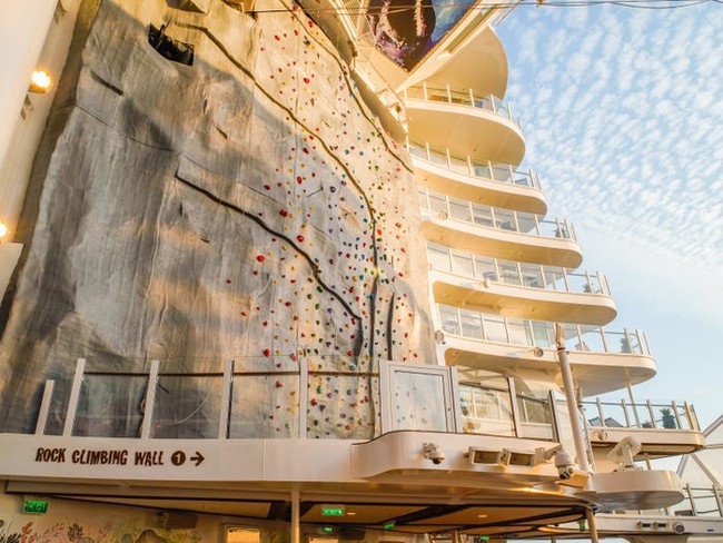 Có gì trên siêu du thuyền hạng sang lớn nhất thế giới, hóa ra &quot;thành phố trên biển&quot; là có thật